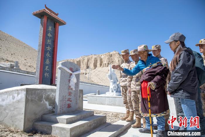 圖為在西藏阿里地區(qū)札達(dá)縣烈士陵園，82歲的次仁南杰老人為軍民代表講述新舊西藏的變化?！詵| 攝