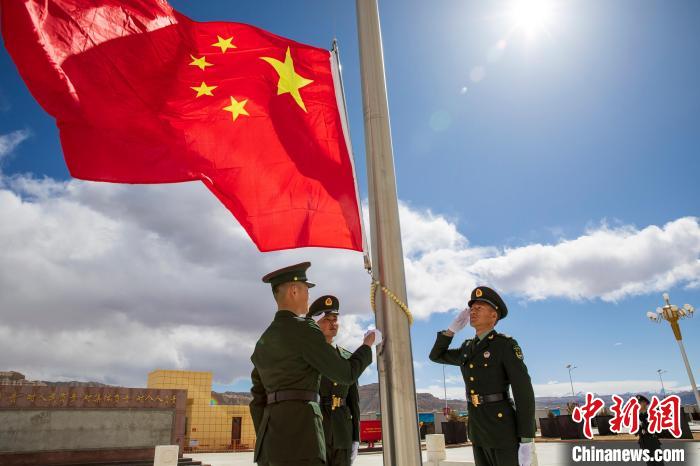 圖為在西藏阿里地區(qū)札達(dá)縣，軍民共同舉行升國旗儀式，慶祝西藏百萬農(nóng)奴解放紀(jì)念日?！詵| 攝