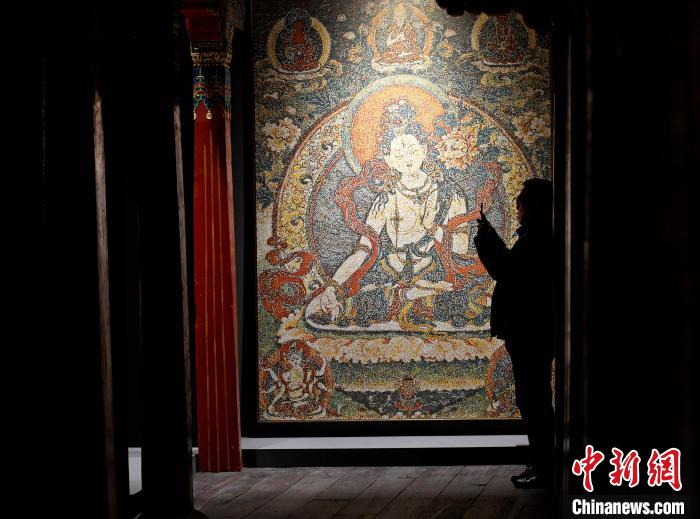 3月31日，觀眾欣賞展覽中的作品。　李林 攝