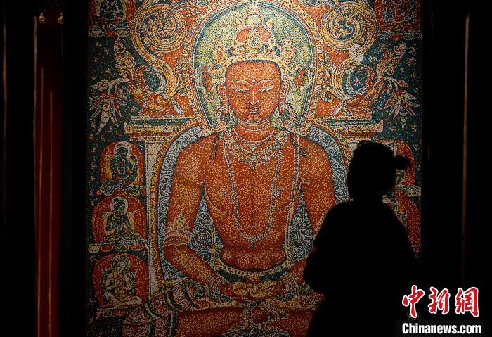3月31日，觀眾欣賞展覽中的作品?！±盍?攝