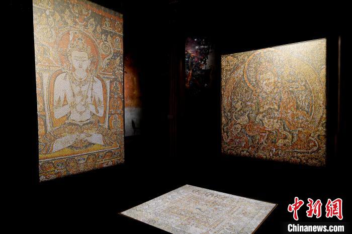 3月31日，觀眾欣賞展覽中的作品?！±盍?攝