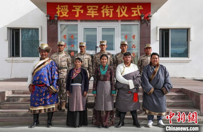 圖為列兵代表與親人合影留念?！詵| 攝