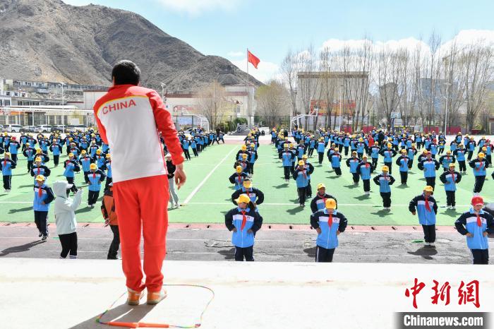 圖為學(xué)生在跳繩教練齊景龍的指導(dǎo)下做準(zhǔn)備運(yùn)動(dòng)?！∝暩聛硭?攝