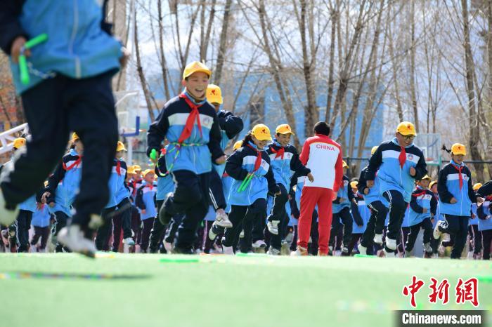 圖為學(xué)生在跳繩教練齊景龍的指導(dǎo)下做準(zhǔn)備運(yùn)動(dòng)。　貢嘎來松 攝