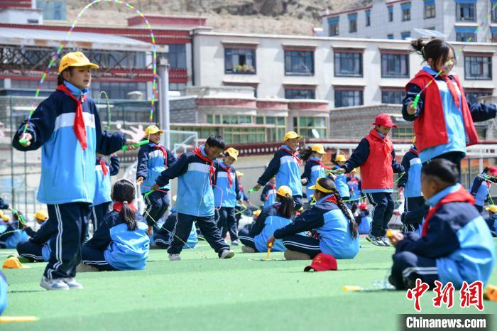 圖為學(xué)生正在練習(xí)跳繩?！∝暩聛硭?攝