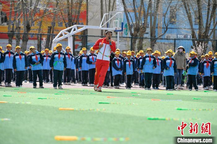 圖為學(xué)生在跳繩教練齊景龍的指導(dǎo)下做準(zhǔn)備運(yùn)動(dòng)?！∝暩聛硭?攝