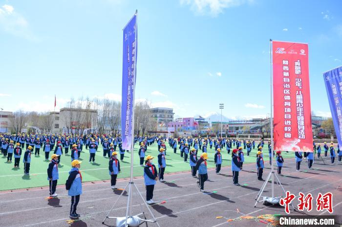 圖為學(xué)生在跳繩教練齊景龍的指導(dǎo)下做準(zhǔn)備運(yùn)動(dòng)?！∝暩聛硭?攝