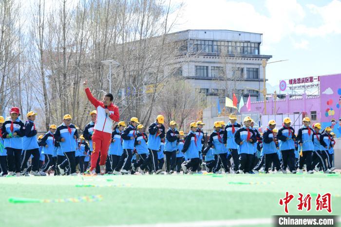 圖為學(xué)生在跳繩教練齊景龍的指導(dǎo)下做準(zhǔn)備運(yùn)動(dòng)。　貢嘎來松 攝