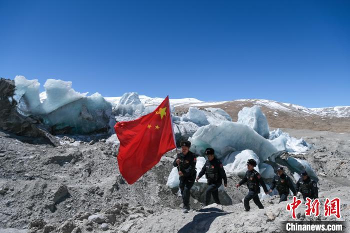 4月5日，普瑪江塘邊境派出所民輔警巡邏至四零冰川附近。　江飛波 攝