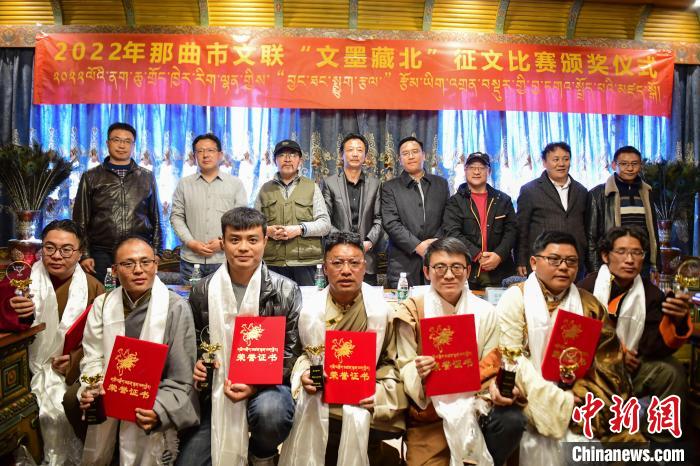 圖為獲獎(jiǎng)人員合影留念?！∝暩聛硭?攝