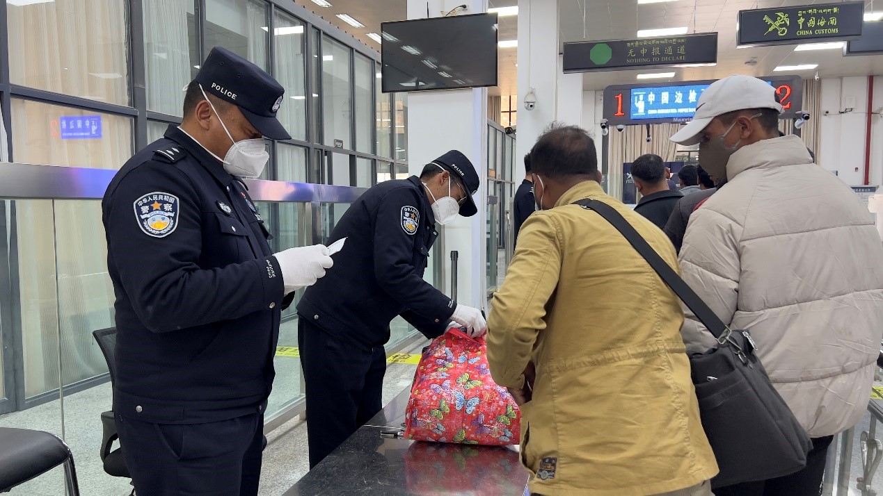 吉隆口岸移民管理警察正在對行李物品進行檢查。人民網(wǎng)記者 唐宋攝