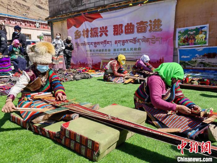 圖為2022年，安多縣雁石坪鎮(zhèn)“鄉(xiāng)村振興那曲奮進(jìn)”編織技藝比賽現(xiàn)場(chǎng)。資料圖 那曲市“鄉(xiāng)村振興 那曲奮進(jìn)”活動(dòng)辦供圖