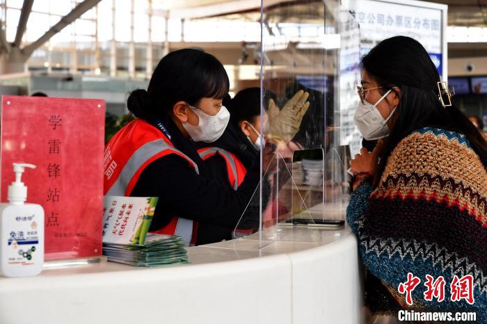 圖為機(jī)場工作人員為旅客提供服務(wù)。　周航 攝