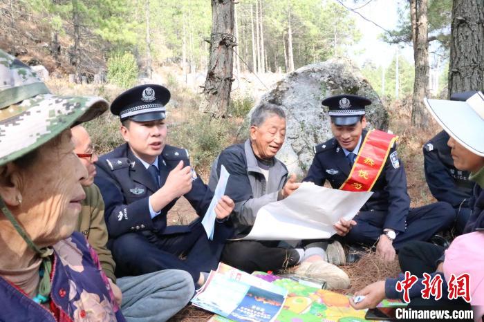 圖為竹瓦根邊境派出所民警為轄區(qū)群眾宣講森林防火常識?！≈裢吒吘撑沙鏊?供圖