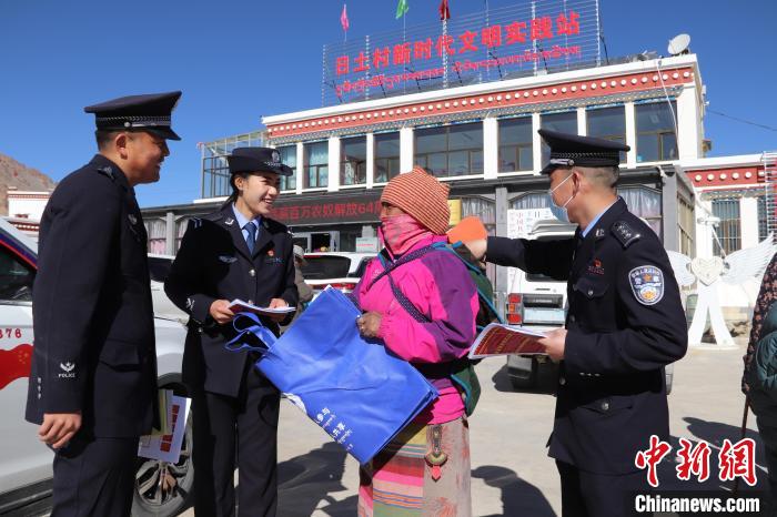 圖為日土邊境派出所民警在選轄區(qū)宣講國家安全知識。　任博 攝