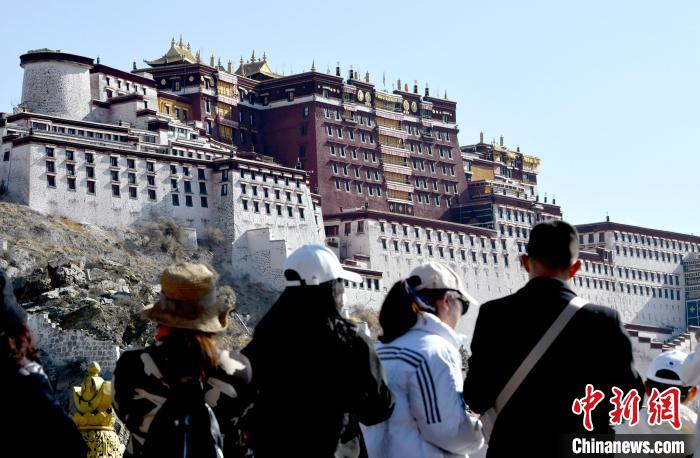 4月17日，游客在拉薩布達(dá)拉宮觀景臺(tái)拍照留念?！±盍?攝