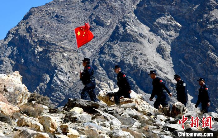 底雅邊境派出所民警夏永軍(左一)在巡邏中。　李林 攝