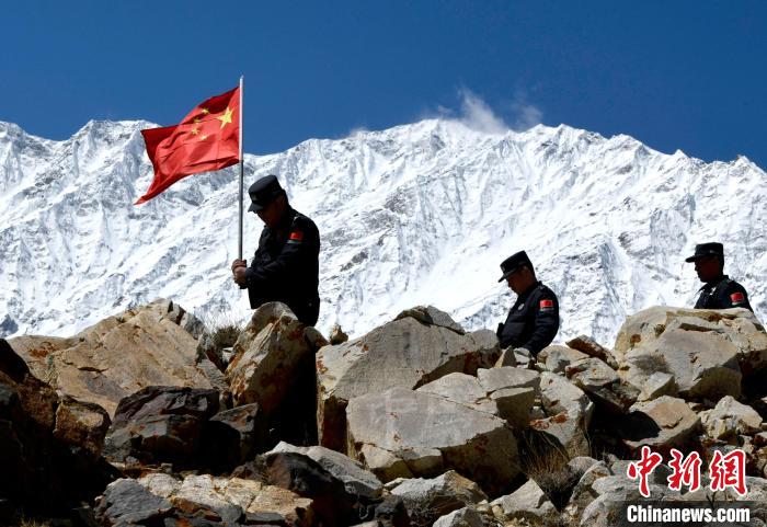 底雅邊境派出所民警夏永軍(左一)在巡邏中。
