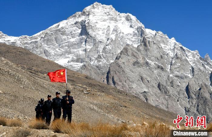 底雅邊境派出所民警夏永軍(右一)在巡邏中。　李林 攝