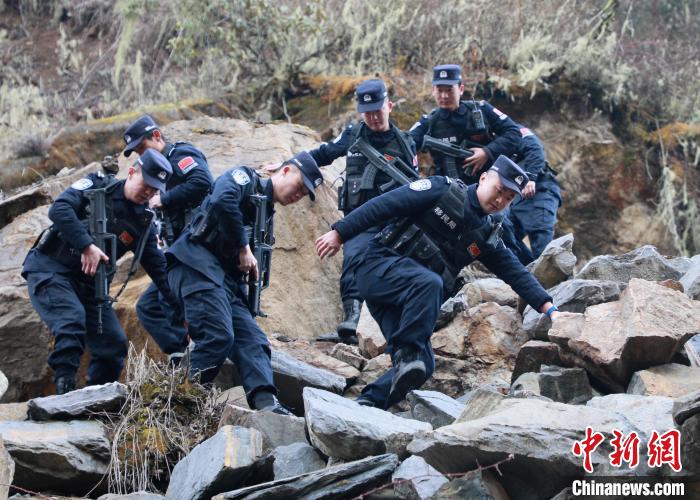 山南邊境管理支隊玉麥邊境派出所民警在邊境巡邏途中穿過亂石區(qū)?！∴嶇?攝