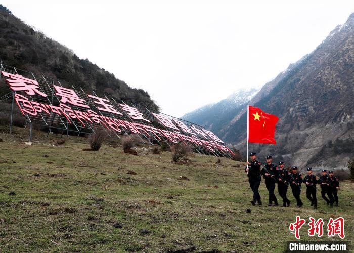 山南邊境管理支隊玉麥邊境派出所民警在轄區(qū)開展巡邏。　鄭琦山 攝