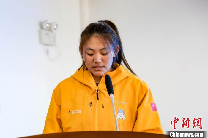運動員代表擁青拉姆發(fā)言?！∝暣_ 攝
