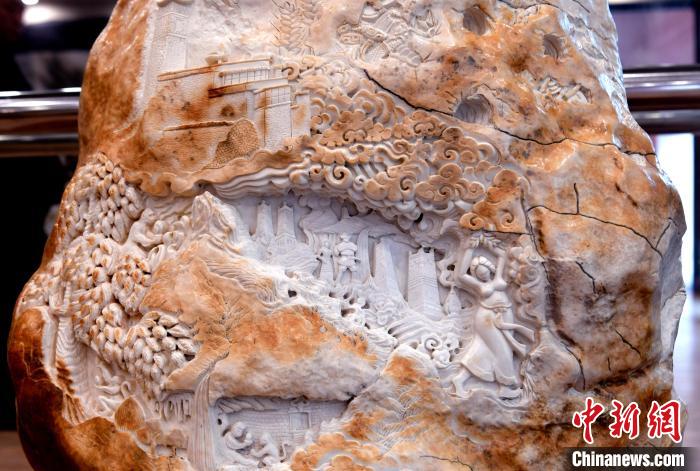 圖為5月16日，展覽中的漢白玉雕作品《猴子變?nèi)恕贰！±盍?攝