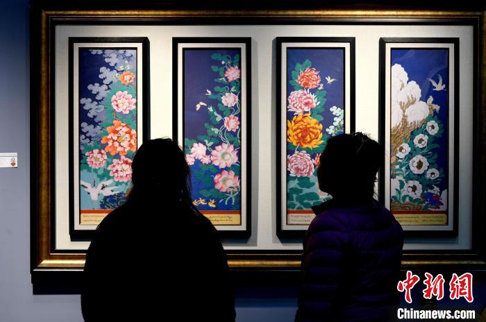 圖為5月16日，觀眾正在欣賞展覽中的新創(chuàng)唐卡作品?！±盍?攝