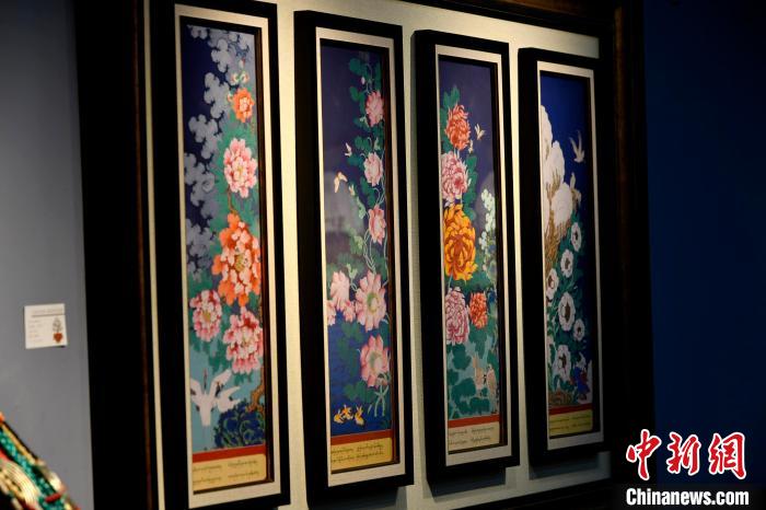 圖為5月16日，展覽中新創(chuàng)唐卡作品《四季花》?！±盍?攝