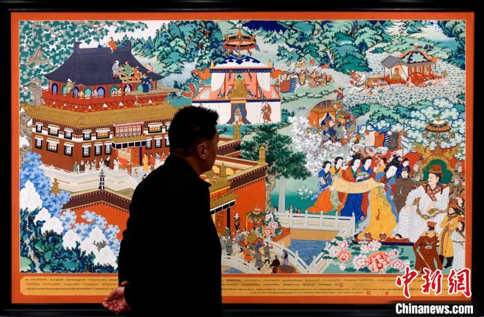 圖為5月16日，觀眾正在欣賞展覽中的新創(chuàng)唐卡作品?！±盍?攝