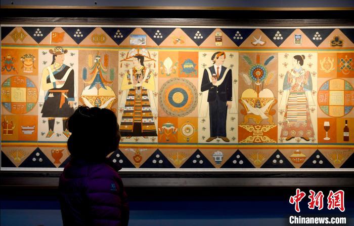圖為5月16日，觀眾正在欣賞展覽中的新創(chuàng)唐卡作品?！±盍?攝