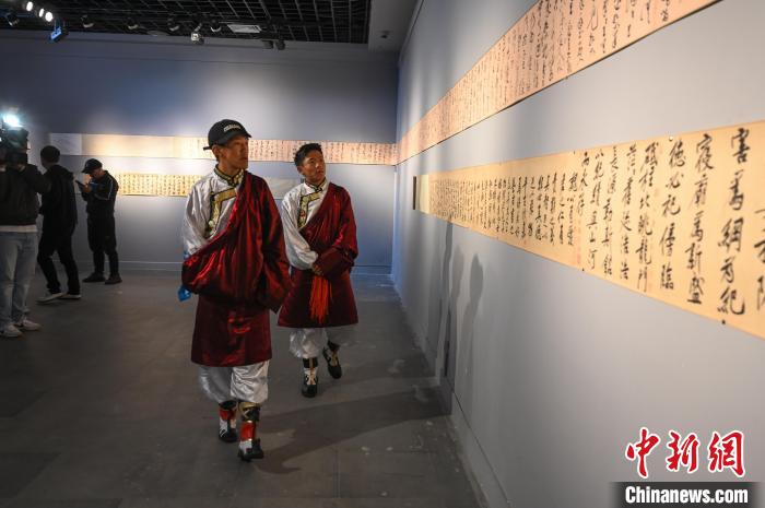 圖為學(xué)生參觀黃庭堅書法文獻展?！≮w朗 攝