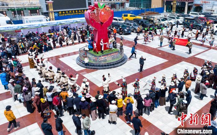 圖為“極地那曲 天際之旅”2023西藏那曲“中國(guó)旅游日”音樂(lè)美食嘉年華活動(dòng)現(xiàn)場(chǎng)?！∧乔形幕吐糜尉止﹫D