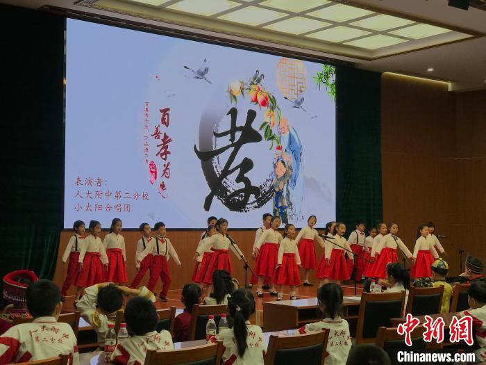 圖為中國(guó)人民大學(xué)附屬中學(xué)第二分校的小朋友們合唱?！￡惤ㄐ?攝