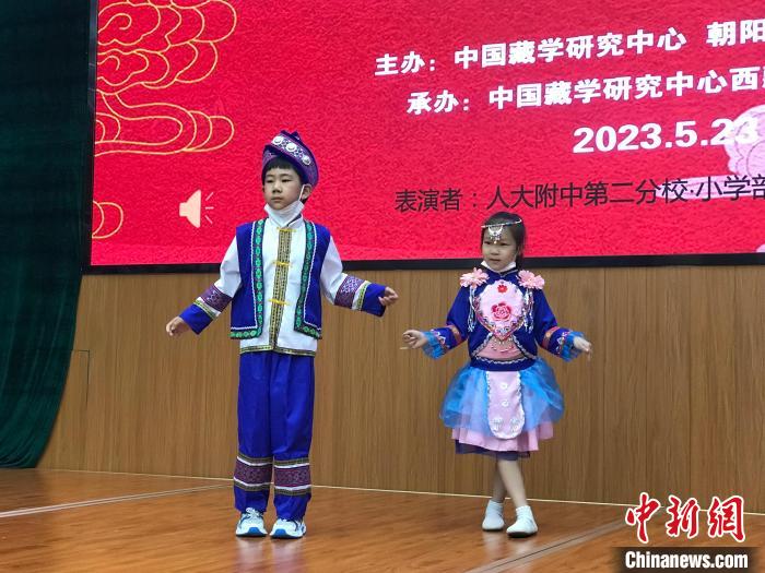 圖為中國(guó)人民大學(xué)附屬中學(xué)第二分校的小朋友們展示民族服飾。　陳建新 攝