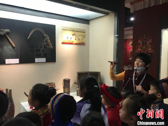 圖為中國(guó)人民大學(xué)附屬中學(xué)第二分校的小朋友們參觀“雪域星光——西藏傳統(tǒng)文化藝術(shù)展”?！￡惤ㄐ?攝