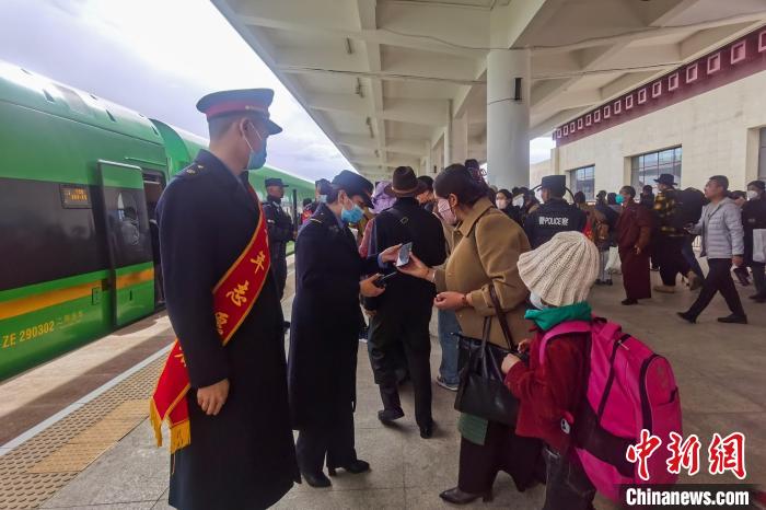 日喀則火車站工作人員引導(dǎo)乘客乘坐高原復(fù)興號?！《飞降?攝