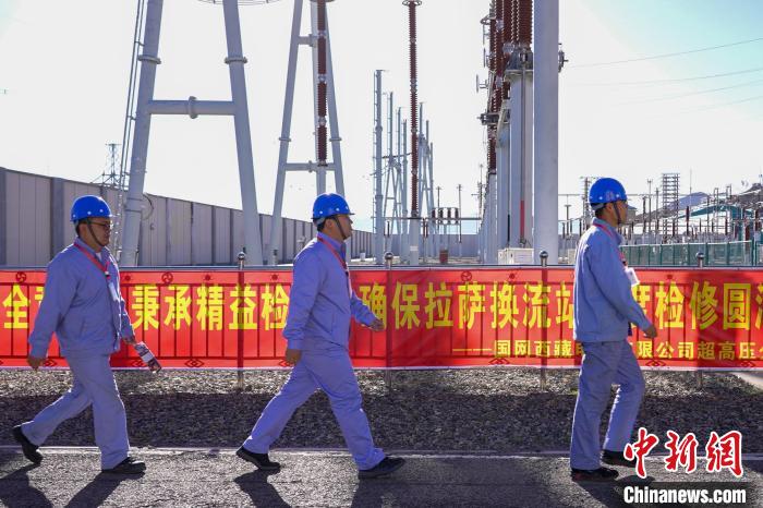 圖為檢修現(xiàn)場(chǎng)?！?guó)網(wǎng)西藏電力有限公司 供圖