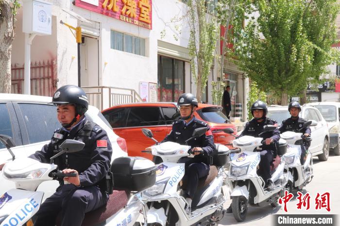 民警騎著電瓶車在轄區(qū)巡邏走訪。　黃創(chuàng)偉 攝
