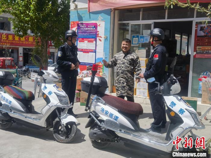 民警對(duì)轄區(qū)商鋪進(jìn)行走訪排查。　黃創(chuàng)偉 攝