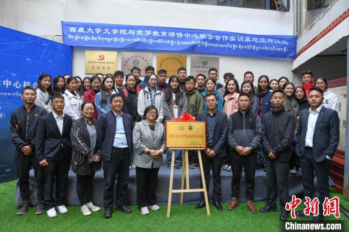 圖為揭牌儀式上合影?！∝暩聛硭?攝