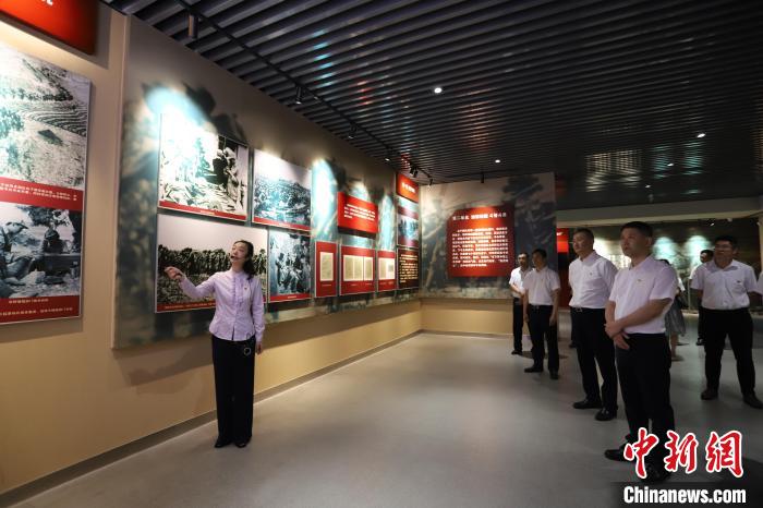 圖為西藏航空一行在臨沂市孟良崮戰(zhàn)役紀(jì)念館開展主題教育活動?！〗?攝