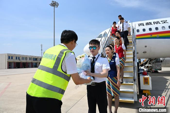 圖為機組順利抵達后獲贈祝賀。　趙朗 攝