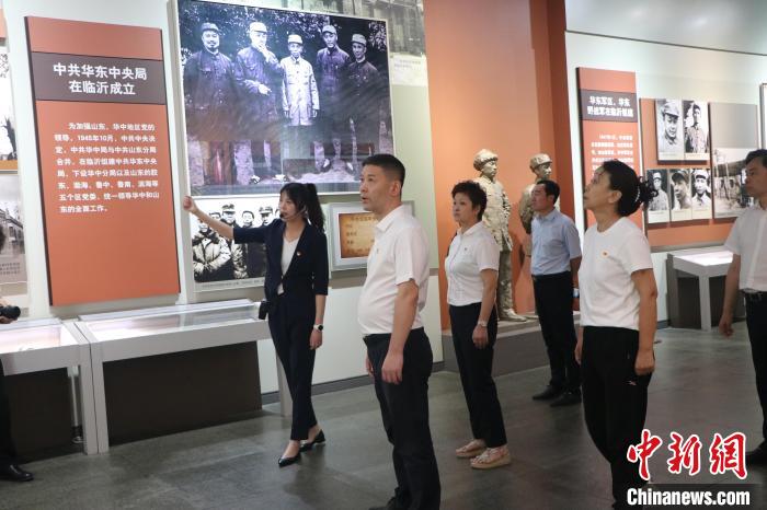 圖為西藏航空一行在臨沂市沂蒙革命紀(jì)念館開展主題教育活動?！〗?攝