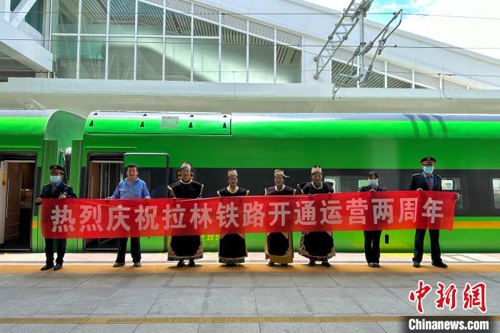 中國(guó)鐵路青藏集團(tuán)有限公司慶祝拉林鐵路開(kāi)通運(yùn)營(yíng)兩周年?！±詈Ｐ?攝