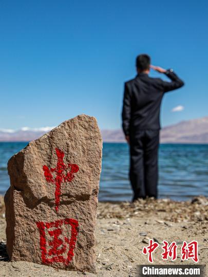 班公湖畔的“中國”標記。　龍小鳳 攝