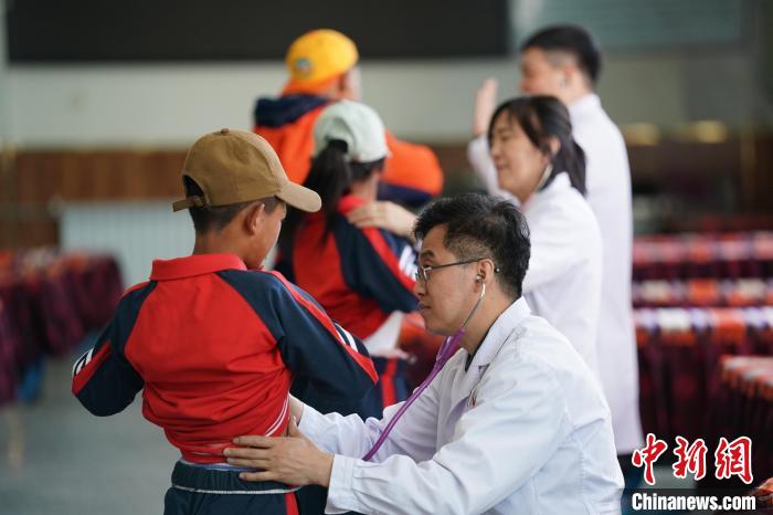6月26日，西藏日喀則特校的孩子參加先心病篩查?！√K丹 攝