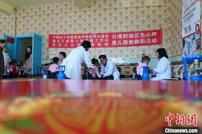 6月27日，西藏康馬縣雙語幼兒園的孩子參加先心病篩查?！√K丹 攝