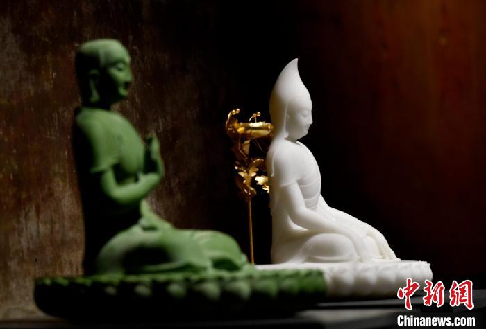圖為展覽中圍繞西藏歷史與傳統(tǒng)創(chuàng)作的雕塑作品?！±盍?攝