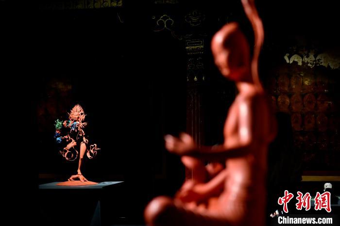 圖為展覽中圍繞西藏歷史與傳統(tǒng)創(chuàng)作的雕塑作品。　李林 攝